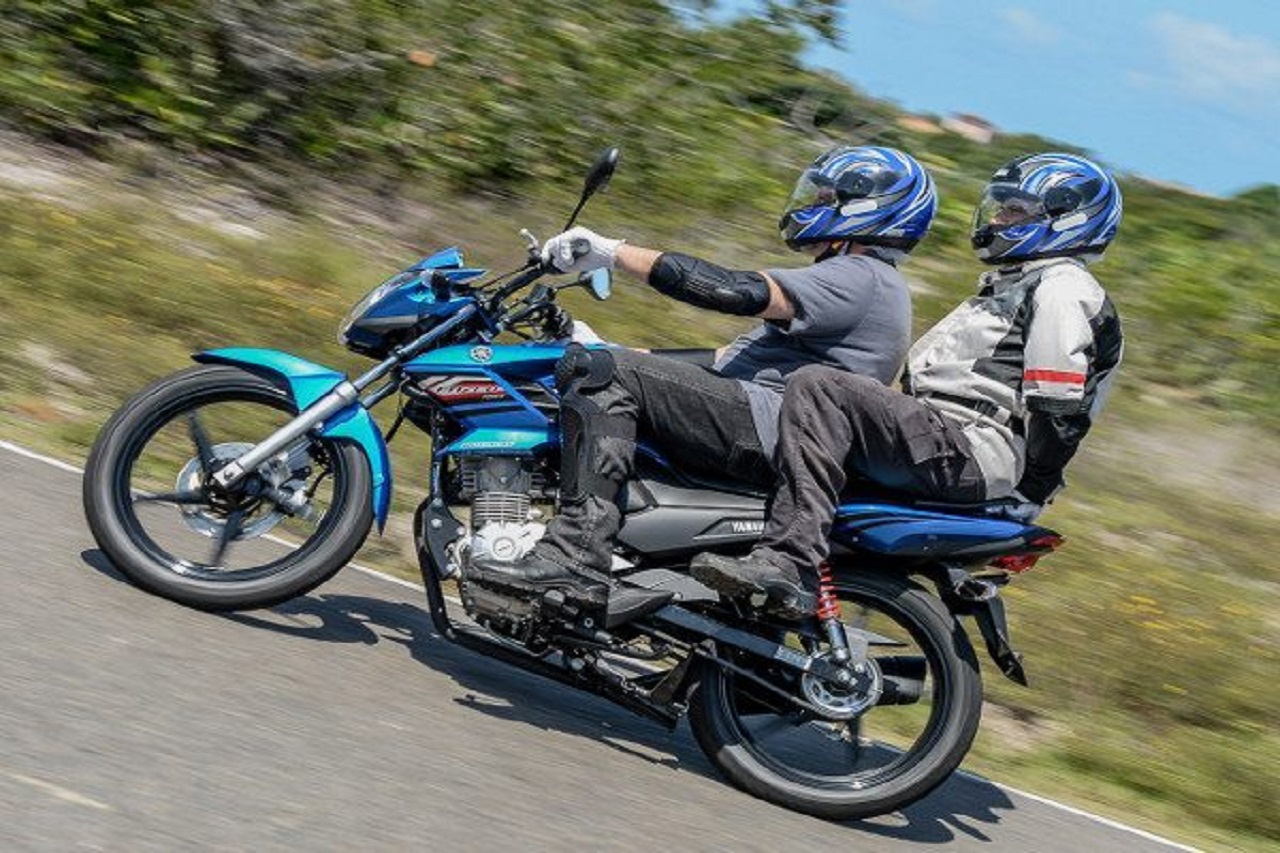 Carona na moto? Veja como levar alguém na garupa com segurança