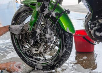 Lavagem Perfeita: Quando e Como Lavar Sua Moto
