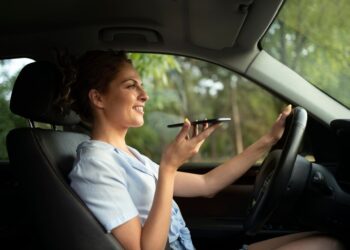 Perigos de Usar Celular ao Dirigir: Um Risco 4 Vezes Maior de Acidente