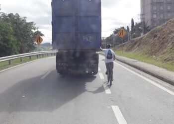 Perigo nas Ruas: Ciclistas Jovens Arriscam a Vida em Manobras Perigosas