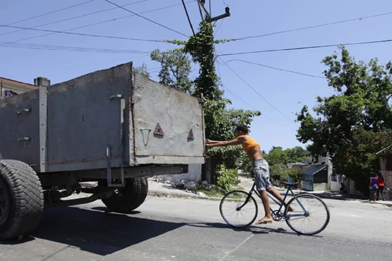 Perigo nas Ruas: Ciclistas Jovens Arriscam a Vida em Manobras Perigosas