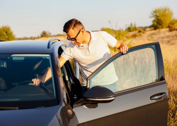 Como Evitar Danos à Pintura do Carro do Sol e da Chuva