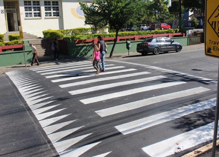 Segurança Escolar: Nova Lei propõe faixas elevadas em frente às escolas