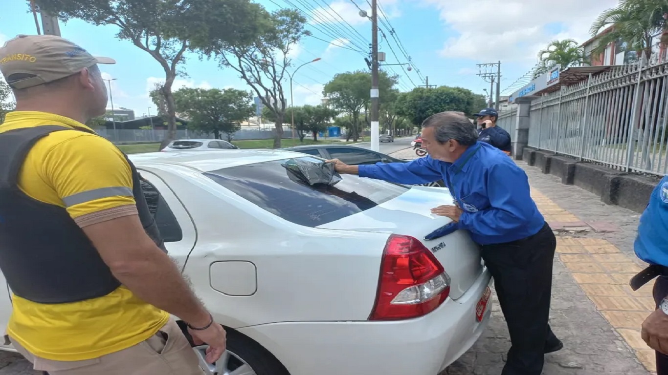 Adesivo Eleitoral no Carro: Você pode estar correndo risco de multa!