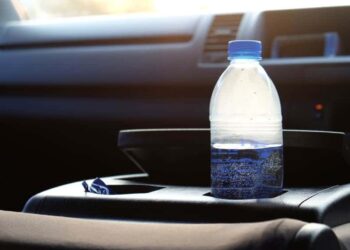 Cuidado! Garrafa d’água no carro pode virar fonte de incêndio