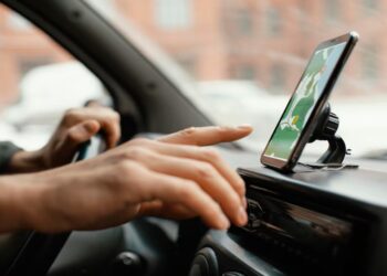 Dirigir com o Celular no Suporte Entenda as regras e evite multas