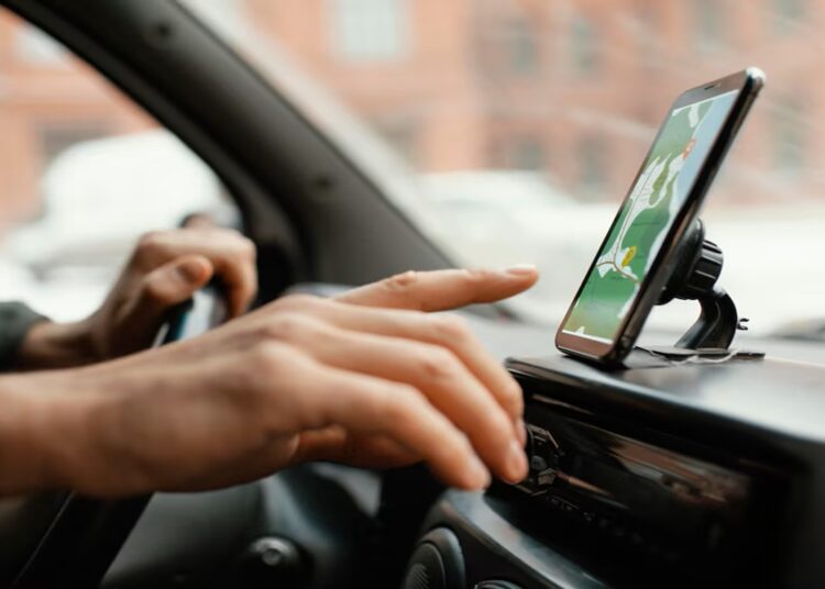 Dirigir com o Celular no Suporte Entenda as regras e evite multas