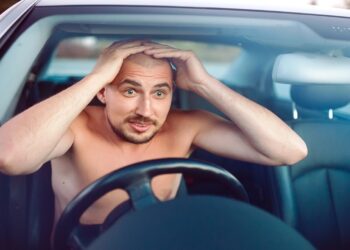 É permitido dirigir sem camisa Veja o que o CTB determina