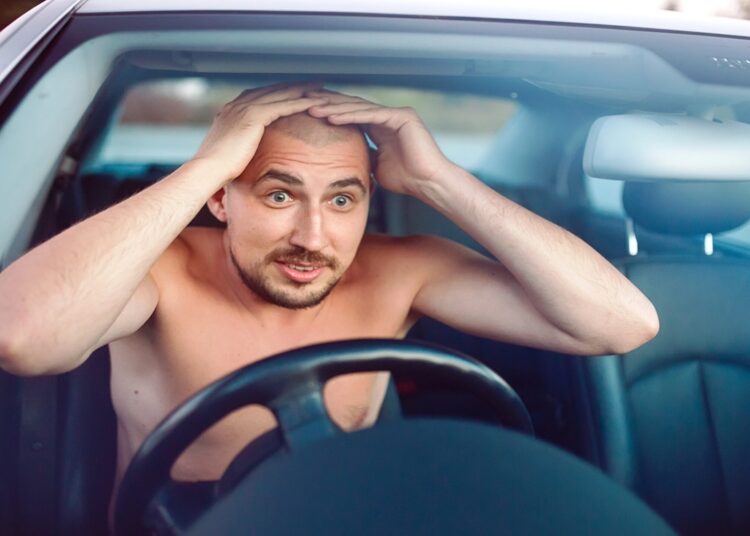 É permitido dirigir sem camisa Veja o que o CTB determina