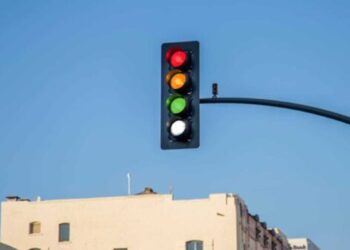 Entenda a nova cor dos semáforos que promete transformar o trânsito