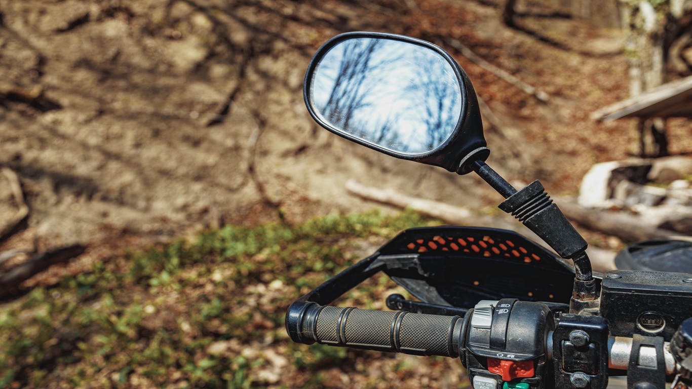 Lei do Retrovisor: Evite multas e garanta sua segurança na moto