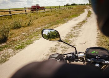 Lei do Retrovisor Evite multas e garanta sua segurança na moto