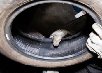 Vulcanização ou Macarrão: Qual é a melhor opção para consertar o seu pneu?