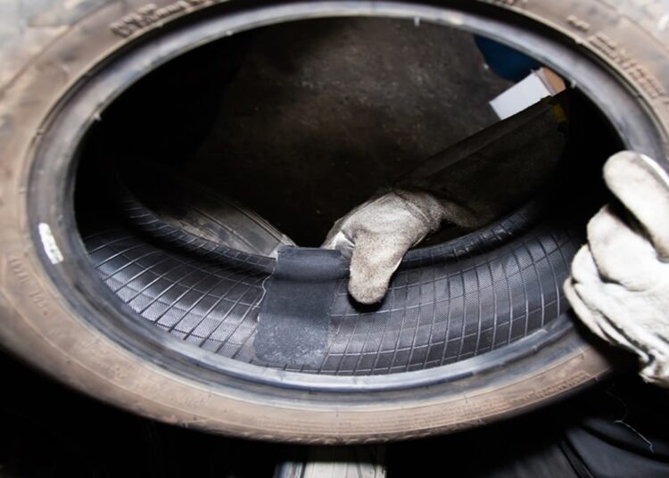 Vulcanização ou Macarrão: Qual é a melhor opção para consertar o seu pneu?