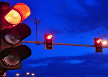 Mudanças no CTB O que você precisa saber sobre o sinal vermelho noturno