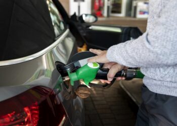 Descubra como economizar no combustível com estes 6 aplicativos!