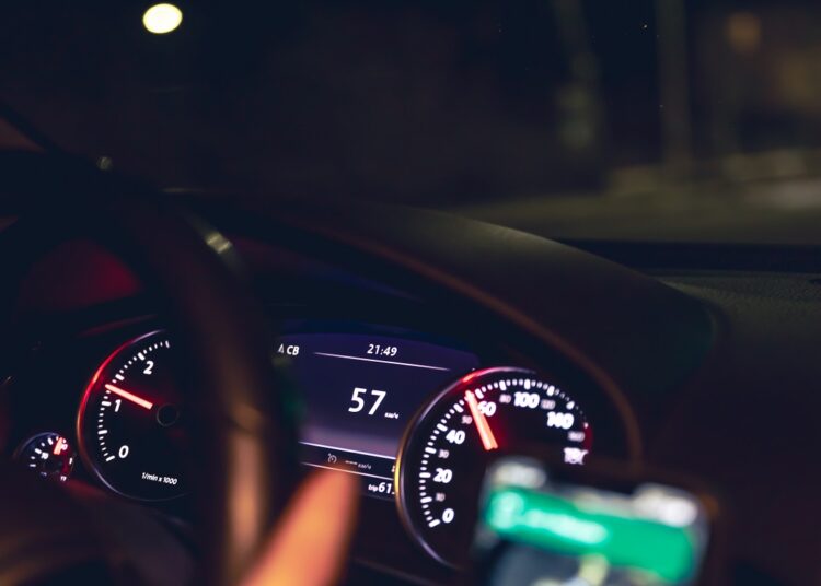 Descubra o significado das luzes do painel do seu carro!