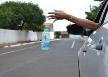 Novo Projeto de Lei Atirar lixo do carro vai ser infração grave!
