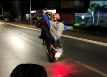 Suspensão da CNH Conheça os riscos de empinar motosSuspensão da CNH Conheça os riscos de empinar motos