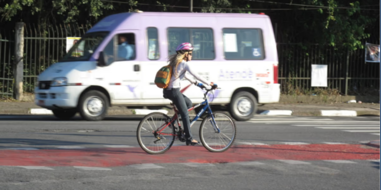 Mulher usa bicicleta para se deslocar ao trabalho