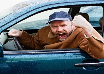 Projeto de Lei propõe multa para gestos obscenos no trânsito brasileiro