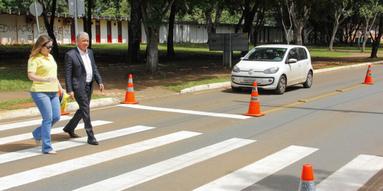 Para mais segurança os pedestres precisam respeitar a faixa de pedestre. Imagem: Agência Brasília Detran