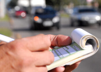 Infrações podem causar multa e até perda da CNH. Imagem: Cursos de trânsito