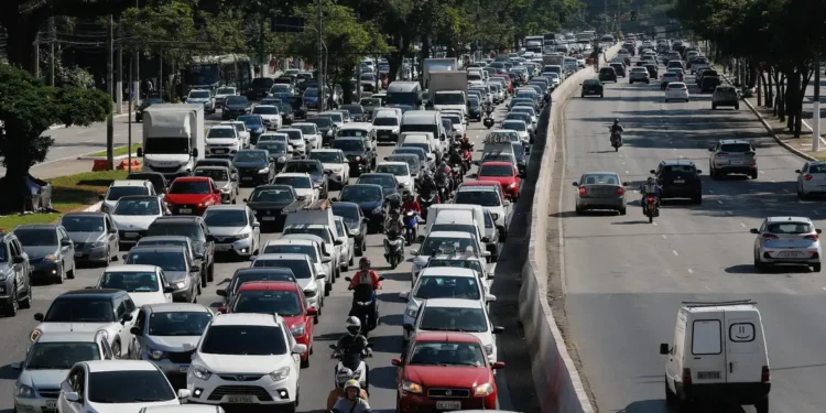  A prioridade deve ser sempre a segurança de todos os usuários da via, sejam eles outros motoristas, ciclistas ou pedestres. Imagem: Agência Brasil