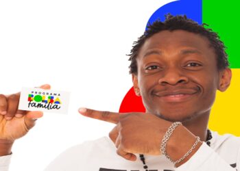 Homem segurando o cartão do Bolsa Família e apontando para ele, representando a importância do programa de transferência de renda