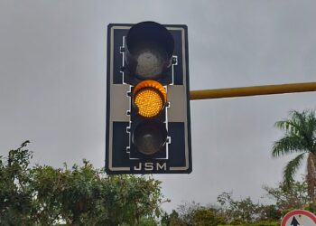 O tempo do sinal amarelo varia de acordo com diversos fatores, como a velocidade da via, a inclinação da pista e o volume de tráfego. Imagem. Detran-MS