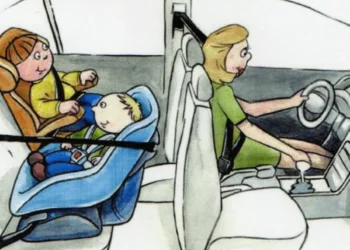 Desenho de um carro com uma mulher dirigindo e duas crianças, uma na cadeirinha de segurança.