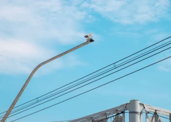 Câmera de segurança instalada em um poste, monitorando a área pública.