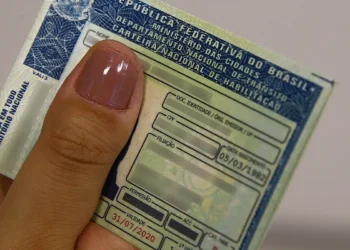 Carteira Nacional de Habilitação (CNH) atualizada.