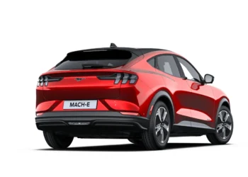 Ford Mustang Mach-E visto de traseira em uma cor vermelha vibrante.