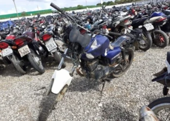 Imagem de motos em um pátio, com uma motocicleta Honda em primeiro plano.