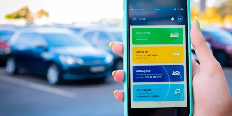 Pessoa segurando celular com aplicativo CDT exibindo opções para motorista, veículos e infrações.