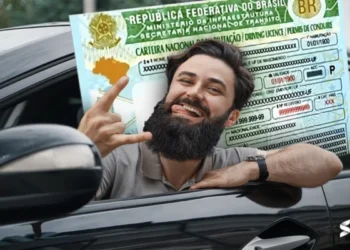 Homem sorridente dentro do carro exibe sua CNH com entusiasmo