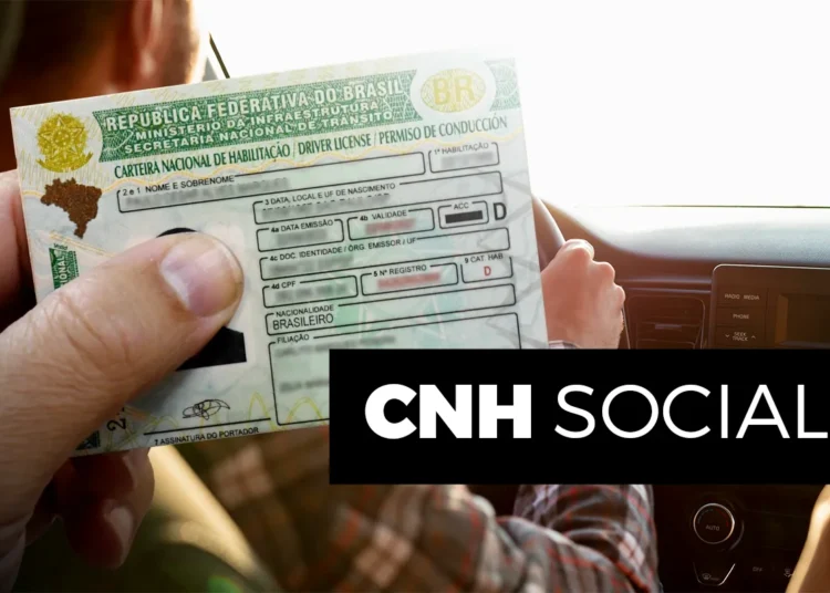 Pessoa segurando uma CNH com destaque para o texto “CNH Social” dentro de um carro.