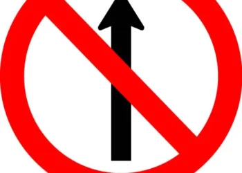Placa de trânsito R-3 indicando sentido proibido, com uma seta para cima e um círculo vermelho.