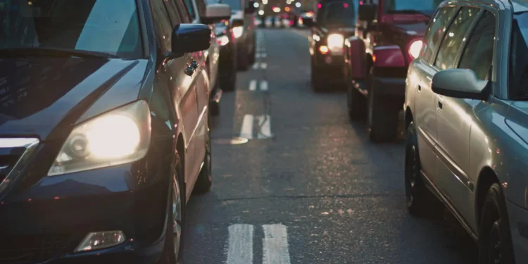 Trânsito intenso em área urbana com veículos parados.