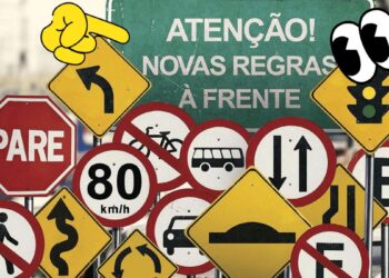 Placas de trânsito indicando novas regras à frente, com destaque para a sinalização de mudanças importantes no trânsito.