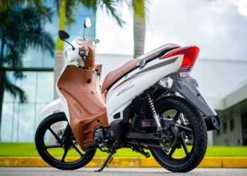 Moto 50cc da Shineray com design moderno, ideal para quem busca agilidade e economia no transporte urbano, sem a necessidade de CNH.