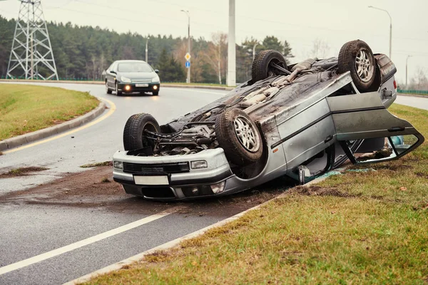 Carro capotado em curva acentuada na rodovia
