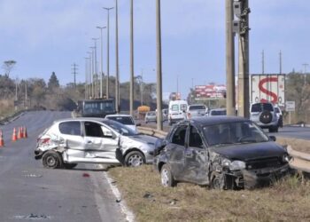 Carros colididos em trecho perigoso da rodovia BR-116