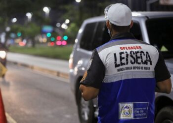 Agente da Operação Lei Seca durante blitz noturna no Rio de Janeiro