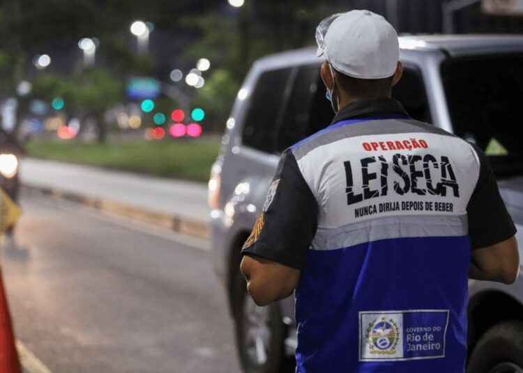 Agente da Operação Lei Seca durante blitz noturna no Rio de Janeiro