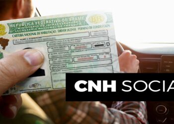 Pessoa segurando CNH com destaque para o programa CNH Social
