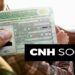 Pessoa segurando CNH com destaque para o programa CNH Social