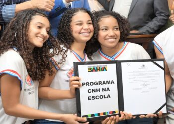 Estudantes da rede pública da Bahia participam de evento do programa CNH na Escola