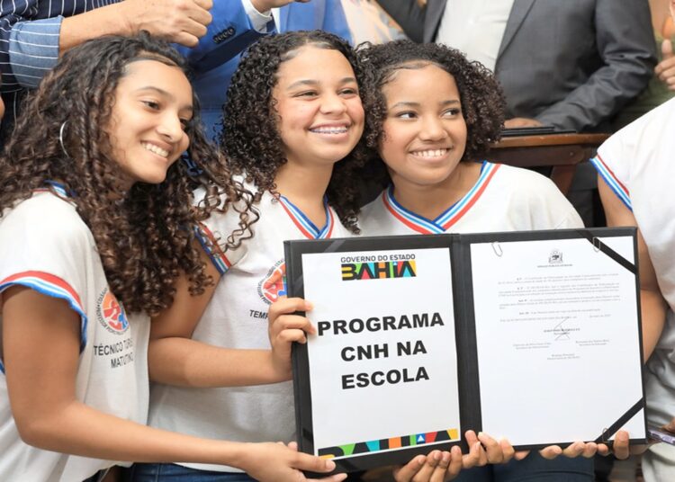 Estudantes da rede pública da Bahia participam de evento do programa CNH na Escola